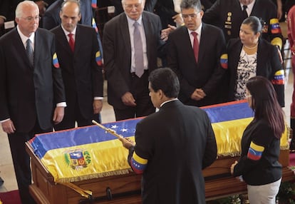 El vicepresidente de Venezuela Nicolás Maduro (de espaldas), durante el funeral de Hugo Chávez en al Academia Militar de Caracas.