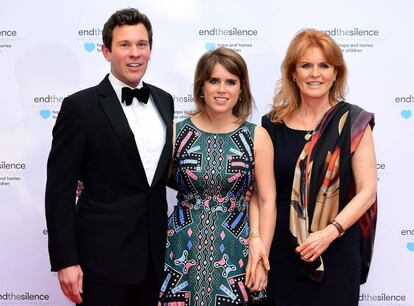 Jack Brooksbank, Eugenia de York y su madre Sarah Ferguson, en un evento en Londres el pasado mes de mayo.