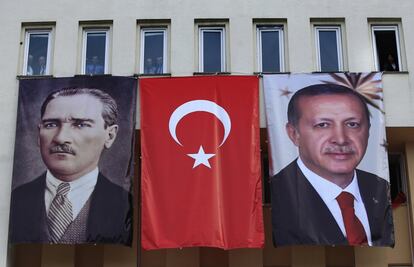 Dos grandes pancartas equiparan la foto del fundador moderno de Turquía, Mustafa Kemal Atatürk (i) junto al actual presidente turco, Recep Tayyip Erdogan (d) en la ciudad de origen del último, en Rize, el 3 de abril de 2017.