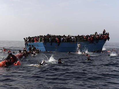 Migrantes esperan ser rescatados por miembros de la ONG Proactiva Open Arms, en el mar Mediterráneo, a 12 millas náuticas de Libia, el 4 de octubre.