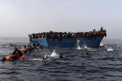 Migrants esperen a ser rescatats per membres de l'ONG Proactiva Open Arms, al mar Mediterrani, a 12 milles nàutiques de Líbia, el 4 d'octubre.