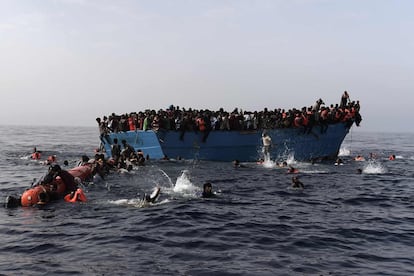 Migrantes esperan ser rescatados por miembros de la ONG Proactiva Open Arms, en el mar Mediterráneo, a 12 millas náuticas de Libia, el 4 de octubre.