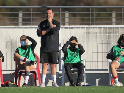 Carlos Santiso, entrenador del Rayo femenino, durante el partido del miércoles contra el Valencia. 

PRIMERA IBERDROLA
Rayo Vallecano - VALENCIA CF
Carlos santiso, entrenador Rayo Vallecano femenino 

Foto: Inma Flores