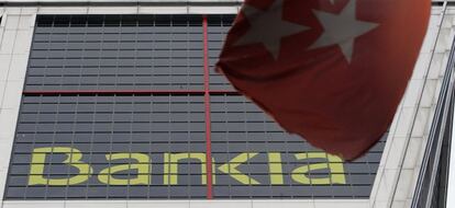 Una bandera de la comunidad madrile&ntilde;a ondea ante la sede de Bankia en Madrid. EFE/Archivo