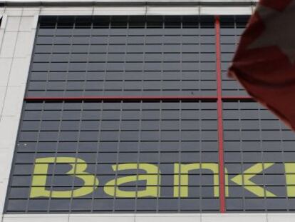 Una bandera de la comunidad madrile&ntilde;a ondea ante la sede de Bankia en Madrid. EFE/Archivo