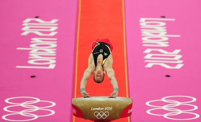 El alemán Fabian Hambuchen realiza un salto de potro.