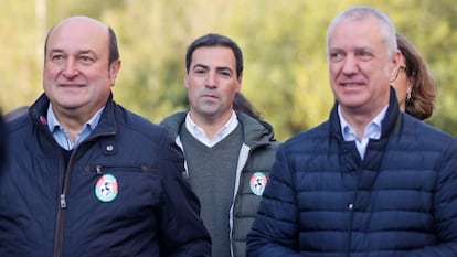 El candidato propuesto del PNV a lehendakari Imanol Pradales (centro), junto al lehendakari Iñigo Urkullu (derecha), y al presidente del PNV, Andoni Ortuzar, durante un acto del partido este domingo en Sukarrieta (Bizkaia).
