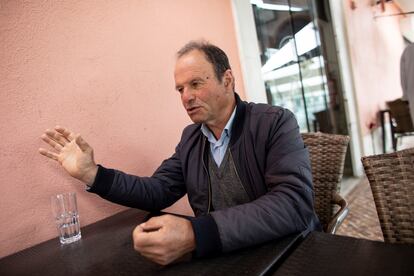 Macario Correia, ex alcalde de Faro, en un café de la localidad del Algarve, el pasado 13 de marzo.