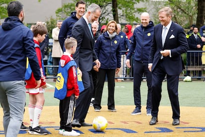 El rey de España, Felipe VI (en el centro), y el rey Guillermo de los Países Bajos (a la derecha), dan unos pases de balón durante su visita a la Fundación Cruyff, dedicada a facilitar la actividad deportiva a niños con discapacidad o de barrios desfavorecidos.