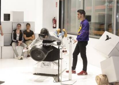 Experiencia con realidad virtual que permite volar en un centro de multiactividad de Climbing Planet.