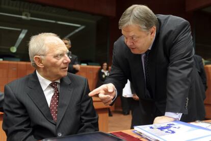Wolfgang Schäuble (izquierda), ministro de Economía alemán, habla con su homólogo griego, Evangelos Venizelos, en Bruselas.
