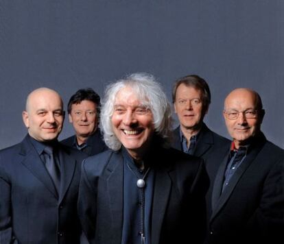 Albert Lee junto a los m&uacute;sicos que le acompa&ntilde;an.
 