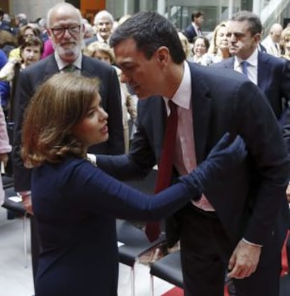 Pedro Sánchezsaluda a la vicepresidenta Soraya Sáenz de Santamaría,