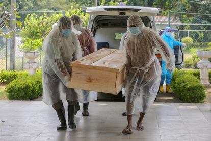 Trabajadores sanitarios de Sri Lanka llevan el ataúd de una víctima de covid-19 no reclamada por ningún familiar ni amigo cercano al crematorio del cementerio público de la capital del país, Colombo.