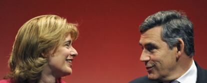 Gordon Brown, con su ministra de Transportes, Ruth Kelly, en Manchester durante el congreso laborista.