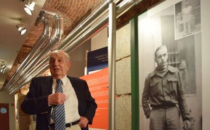 Fernando Rodr&iacute;guez Miaja junto a su retrato cuando era ayudante del general defensor de Madrid.
 
 