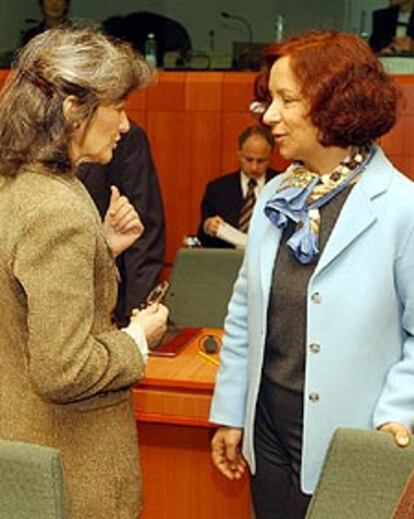 La ministra de Exteriores de Portugal, Teresa Gouveia, saluda a la española Ana Palacio al inicio de la reunión.