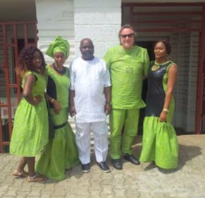 Eduardo Mencos, con la familia de Joseph Osagiobare en Nigeria.