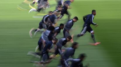 Los jugadores del Bayern, con Boateng a la cabeza, entrenándose ayer en el Camp Nou.