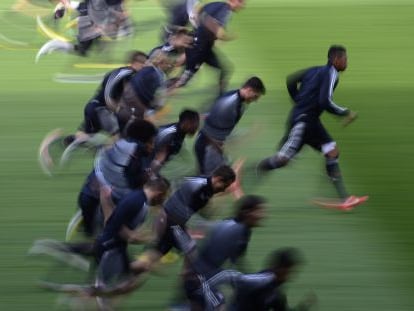 Los jugadores del Bayern, con Boateng a la cabeza, entrenándose ayer en el Camp Nou.