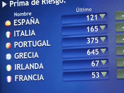 Vista de un panel de la Bolsa de Madrid que refleja la evolución de la prima de riesgo de los países europeos.