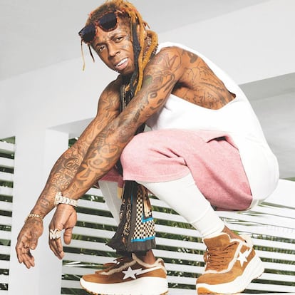 Lil Wayne podría ser el rey de los tatuajes faciales, ya que prácticamente todos los años aparece con un nuevo dibujo en su rostro. El rapero tiene al menos nueve estrellas tatuadas en el lado izquierdo de la cara, 'Fear God' (temer a Dios) tatuado en sus párpados; la letra c entre sus ojos (en honor al nombre de su madre, Cita, y su apellido, Carter); dos lágrimas tatuadas debajo de su ojo derecho; la frase 'Yo soy música' escrita sobre su pómulo derecho; símbolos tribales; una cruz; un símbolo de paz, un cohete y rayos en sus mejillas y frente, y una flor de lis y la palabra Orleans, en honor a su ciudad natal.
