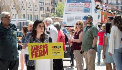 La candidata de la CUP a la alcaldía de Barcelona, Anna Saliente (i), en un acto de campaña.