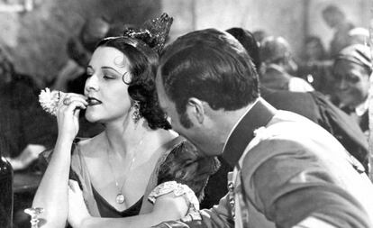 Imperio Argentina destilando en 'Carmen la de Triana' un cinismo de 'femme fatale' digno de Joan Crawford o Marlene Dietrich.
