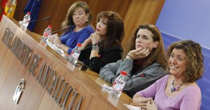 Las diputadas Soledad P&eacute;rez (a la izquierda) y Alba Doblas (a la derecha) con dos miembros del colectivo transexual. 