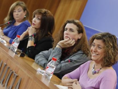 Las diputadas Soledad P&eacute;rez (a la izquierda) y Alba Doblas (a la derecha) con dos miembros del colectivo transexual. 