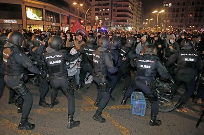 Agentes antidisturbios de la policía nacional actúa para frenar a los manifestantes durante una de las concentraciones convocadas en València en protesta por la detención e ingreso en prisión del rapero Pablo Hasel.