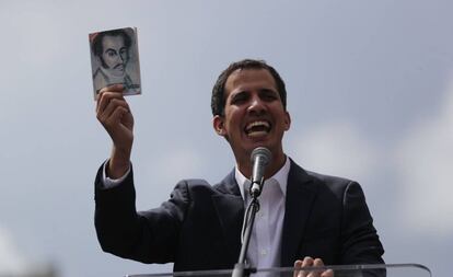 O presidente da Assembleia venezuelana, Juan Guaidó, exibe uma cópia da Constituição no momento em que se autodeclara presidente interino do país.