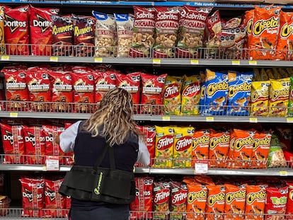 En una foto de archivo, el estante de frituras de un supermercado en Ciudad de México.