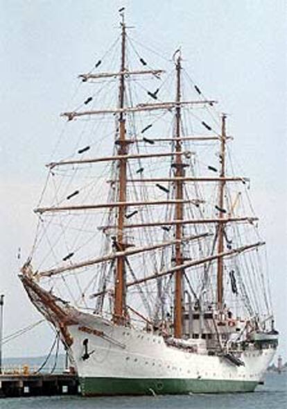 El buque escuela <i>Gloria,</i> atracado en el puerto de Cartagena de Indias.