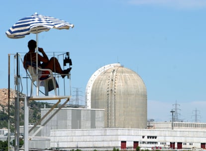 Un socorrista vigila la playa próxima a la central nuclear de Vandellós II (Tarragona), en una imagen de archivo. 21 de agosto de 2005.