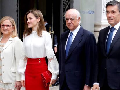 De izquierda a derecha, Irene Garrido, secretaria de Estado de Economía, la reina Letizia, Francisco González, presidente BBVA, y Javier Flores, director general de la FMBBVA.