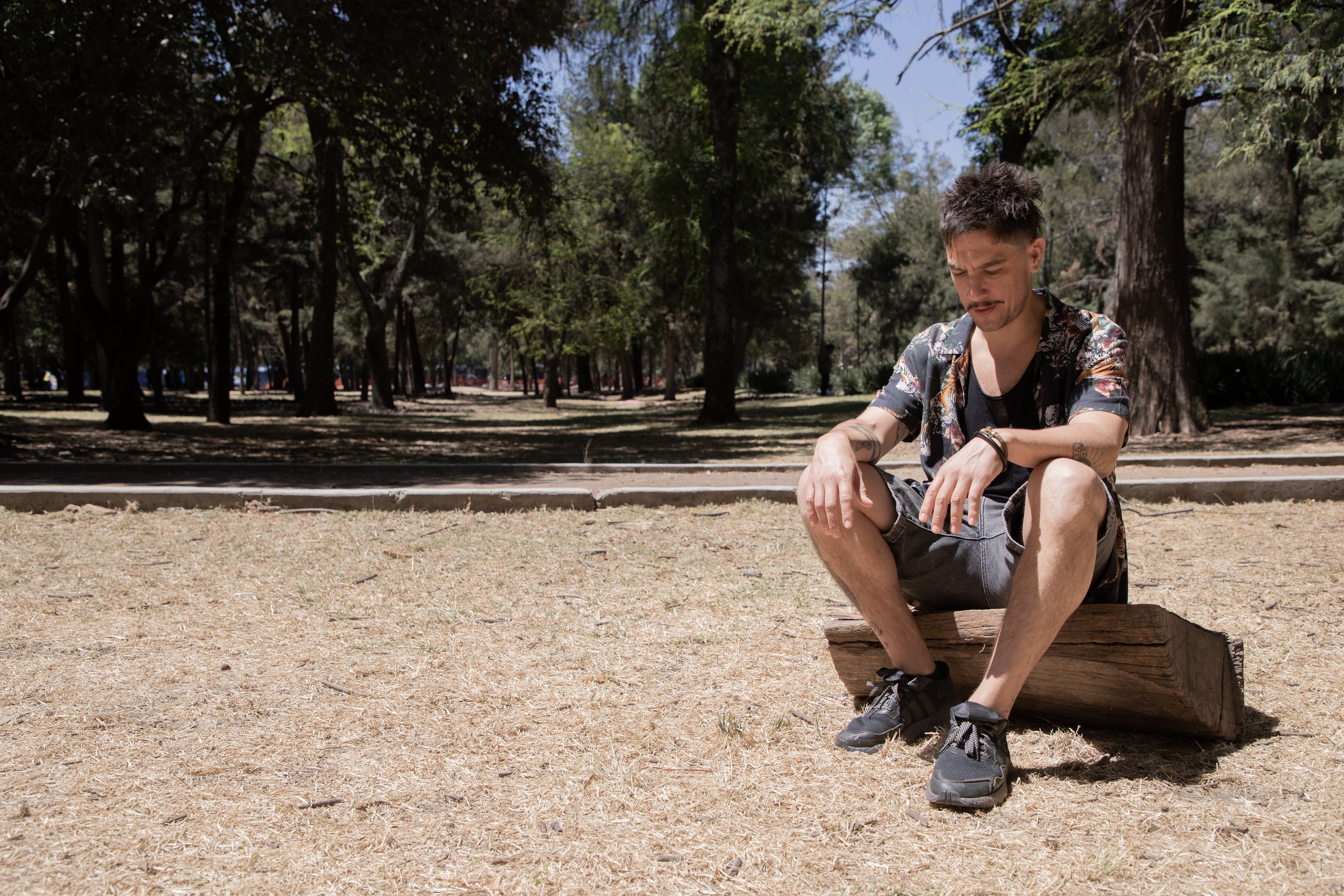 El biólogo Andrés Cota Hiriart en los jardines del Museo Tamayo en Ciudad de México el día 10 de marzo de 2022.