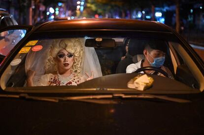 La 'drag queen' Miss Cream toma un taxi en la ciudad china de Shanghái para su primera actuación.