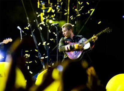 Chris Martin, cantante de Coldplay, en un momento del concierto en el estadio Lluís Companys de Barcelona.