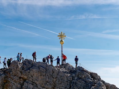 Excursionistas en el pico Zugspitze, la montaña más alta de Alemania.