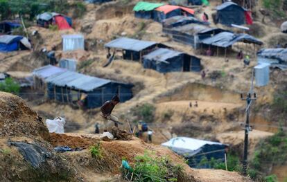 Un joven refugiado de la etnia rohingya corta madera en el campo para refugiados de Thaingkhali en Ukhia (Bangladés).