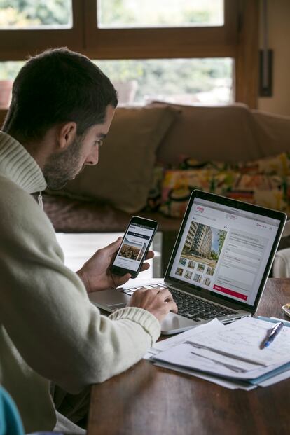 Un hombre busca vivienda a través de medios electrónicos.