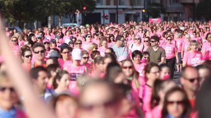 Miles de participantes en la Carrera de la Mujer celebrada este domingo en Valencia. 