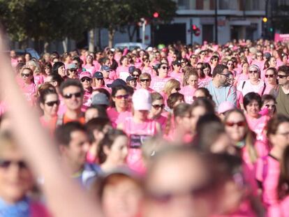Miles de participantes en la Carrera de la Mujer celebrada este domingo en Valencia. 