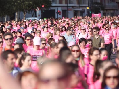 Miles de participantes en la Carrera de la Mujer celebrada este domingo en Valencia. 