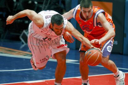 San Emeterio, escolta del Caja Laboral, pelea con un balón con el base del Valencia De Colo.