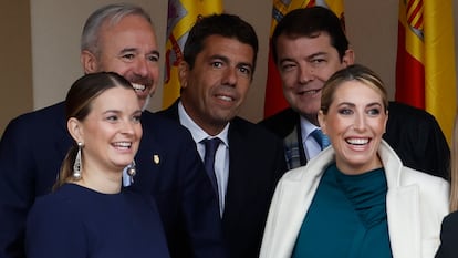 Los presidentes de Baleares, Marga Prohens; de Aragón, Jorge Azcón; de la Comunidad Valenciana, Carlos Mazón; de Castilla y León, Alfonso Fernández Mañueco; y de Extremadura, María Guardiola, en el desfile del Día de la Fiesta Nacional en Madrid en 2024.