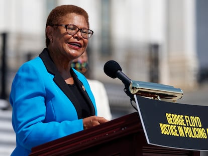 La congresista demócrata, Karen Bass, habla durante la presentación de una ley para regular a las policías.