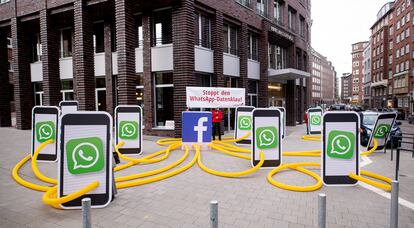 Protesta contra el robo de datos por parte de WhatsApp frente a la sede de la compañía en Hamburgo (Alemania).