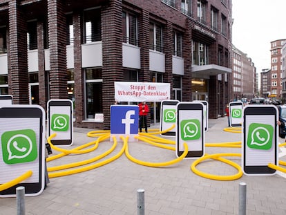 Protesto contra política de dados do WhatsApp em frente à sede da empresa em Hamburgo (Alemanha).